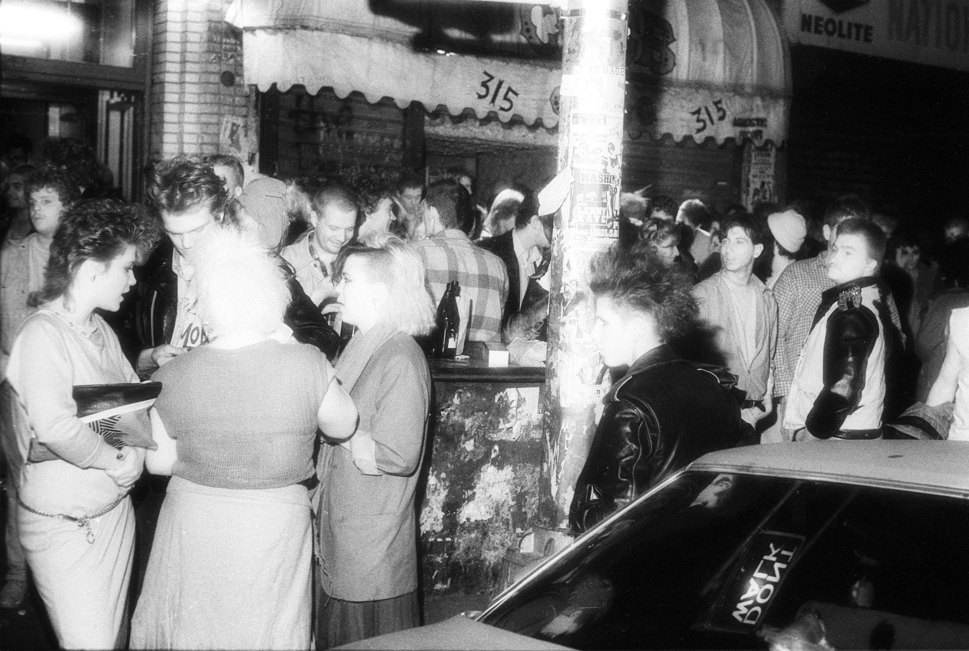 Punks versammeln sich vor dem Punkclub »CBGB« in Manhattan, New York, 1984.