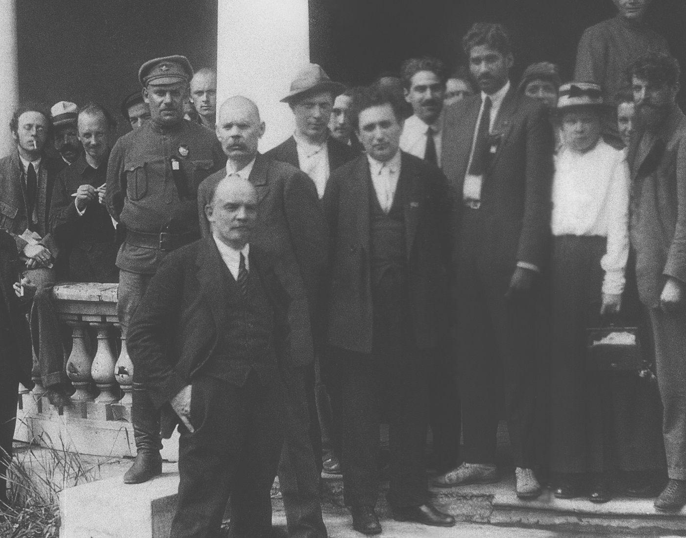 M. N. Roy (3. v.r.) mit Wladimir Lenin, Grigorij Sinowjew und anderen führenden Bolschewiki auf dem Zweiten Weltkongress der Kommunistischen Internationale, Juli 1920.