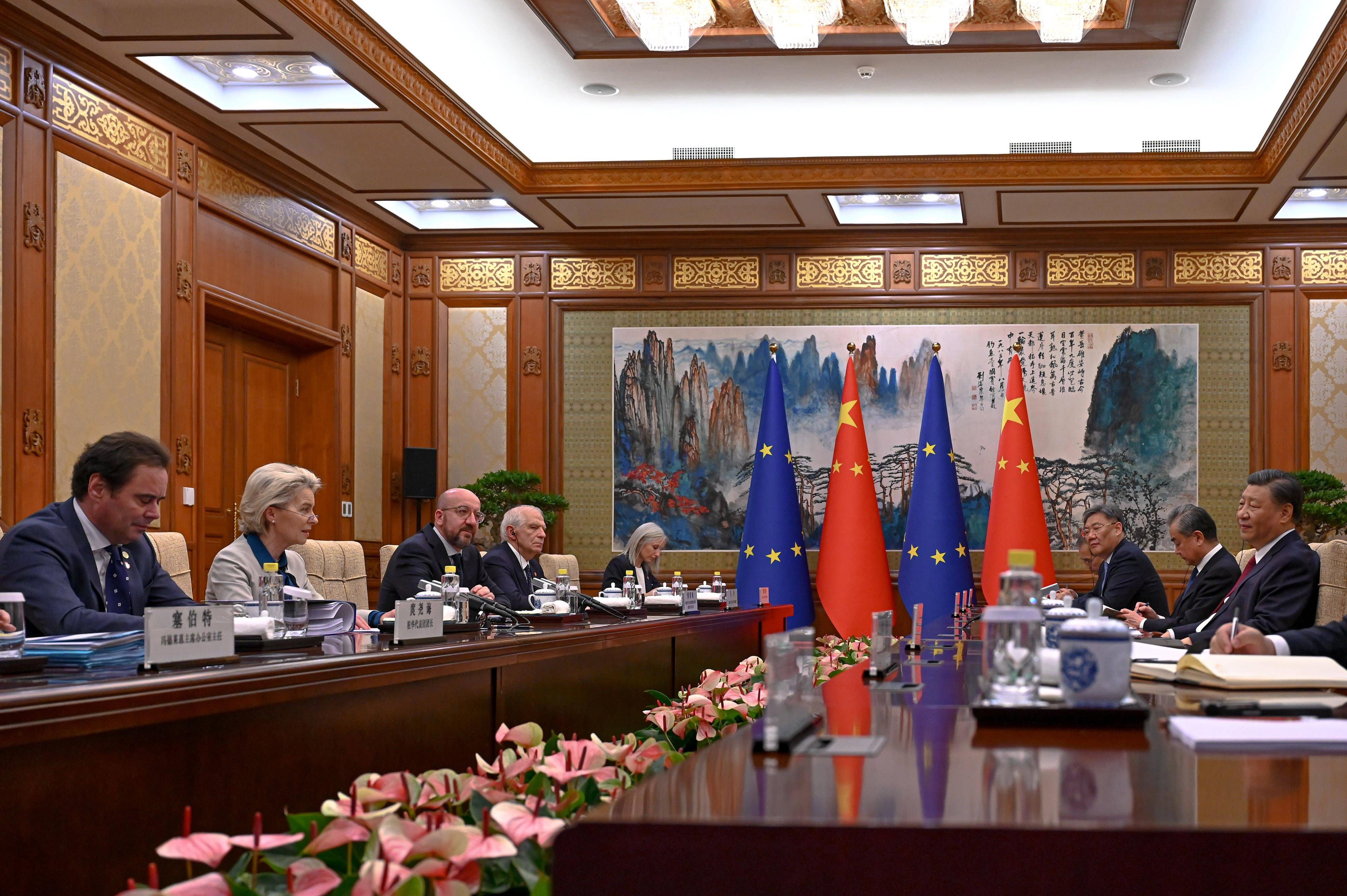 Xi Jinping und Ursula von der Leyen sprechen mit dem Präsidenten des Europäischen Rates Charles Michel bei einem Treffen in Peking, 7. Dezember 2023.