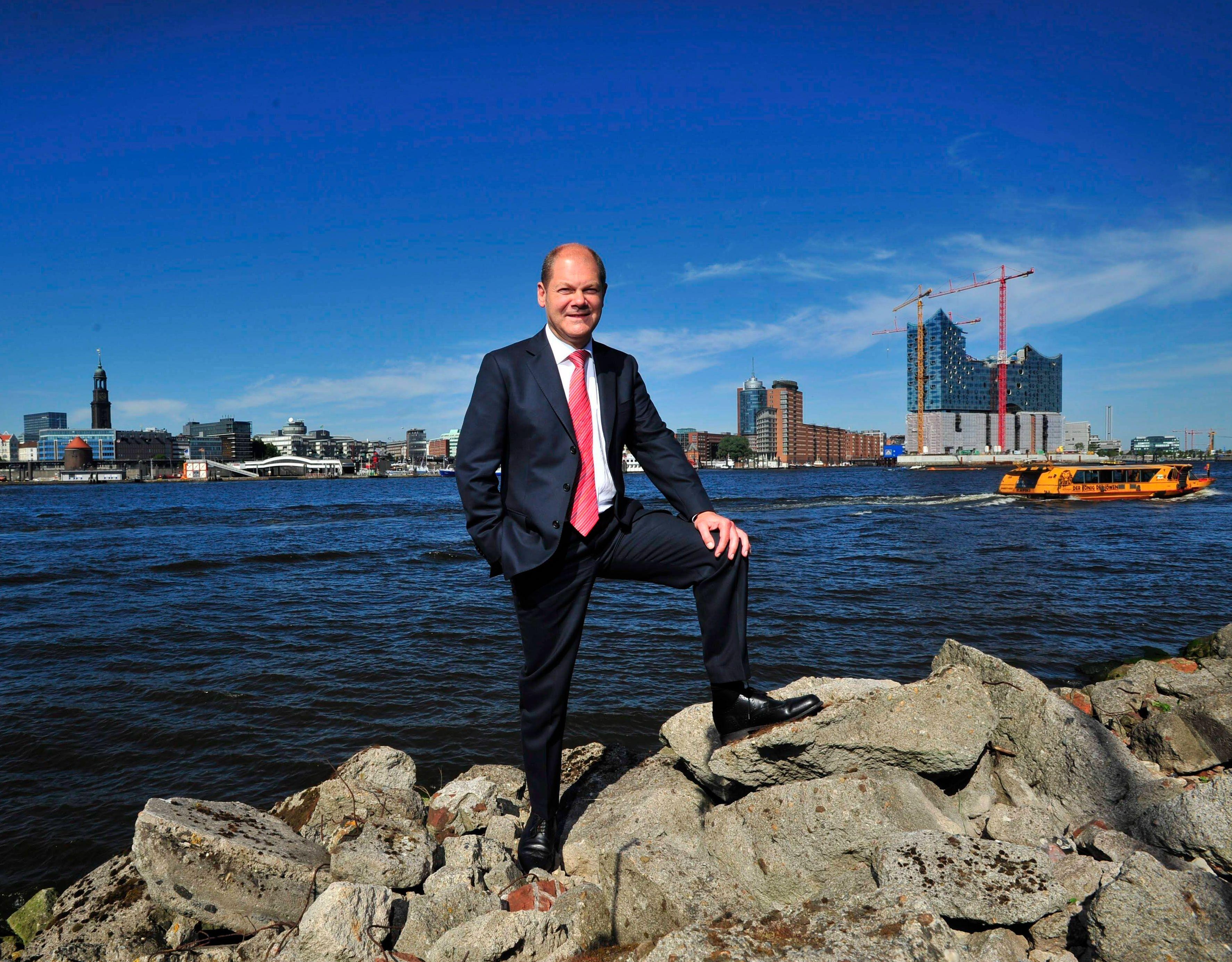 Olaf Scholz am Ufer der Elbe in Hamburg.