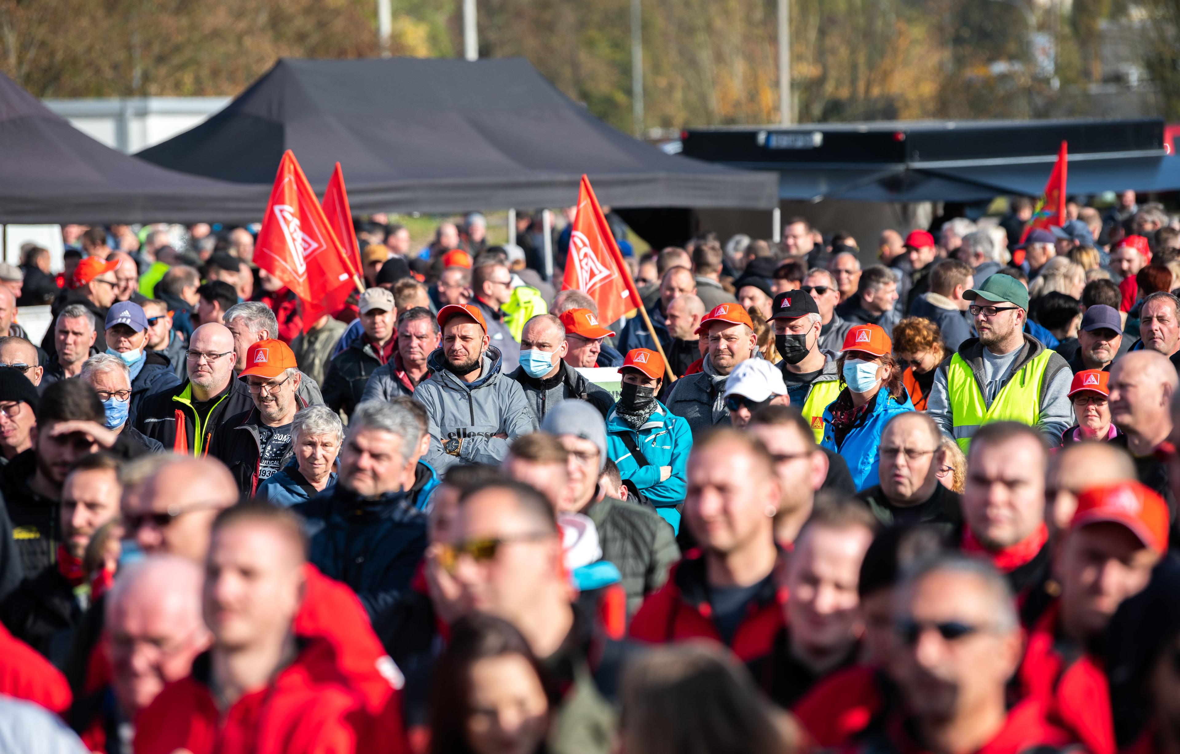 Belegschaft des Opel-Werks in Eisenach beim Aktionstag »Fairwandel« für einen sozialen Umbau der Industrie, Eisenach, 29. Oktober 2021.