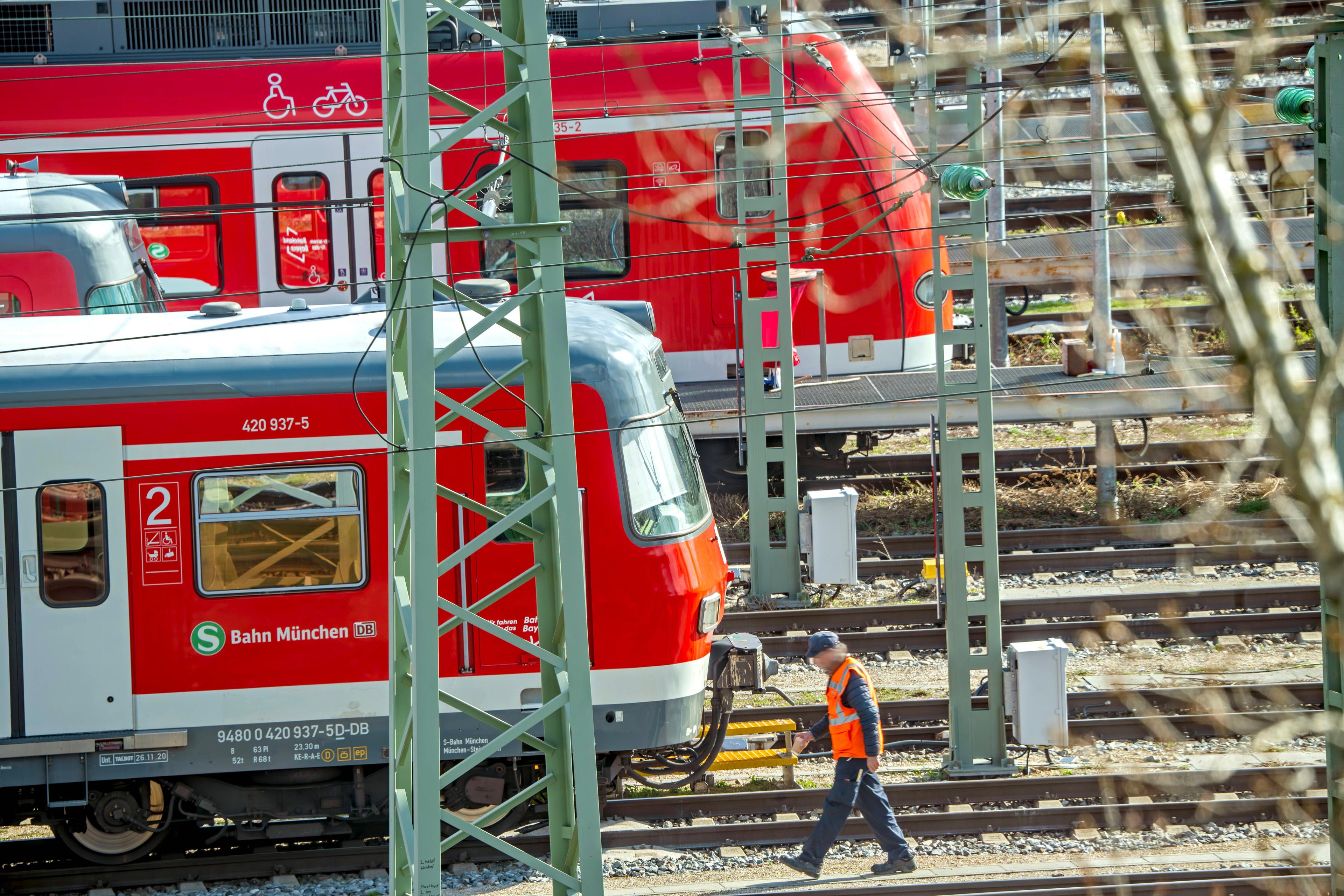 Etliche Verspätungen, Chaos und hohe Ticketpreise: Anstatt an die Probleme der Bahn anzupacken, werden sie verschärft.