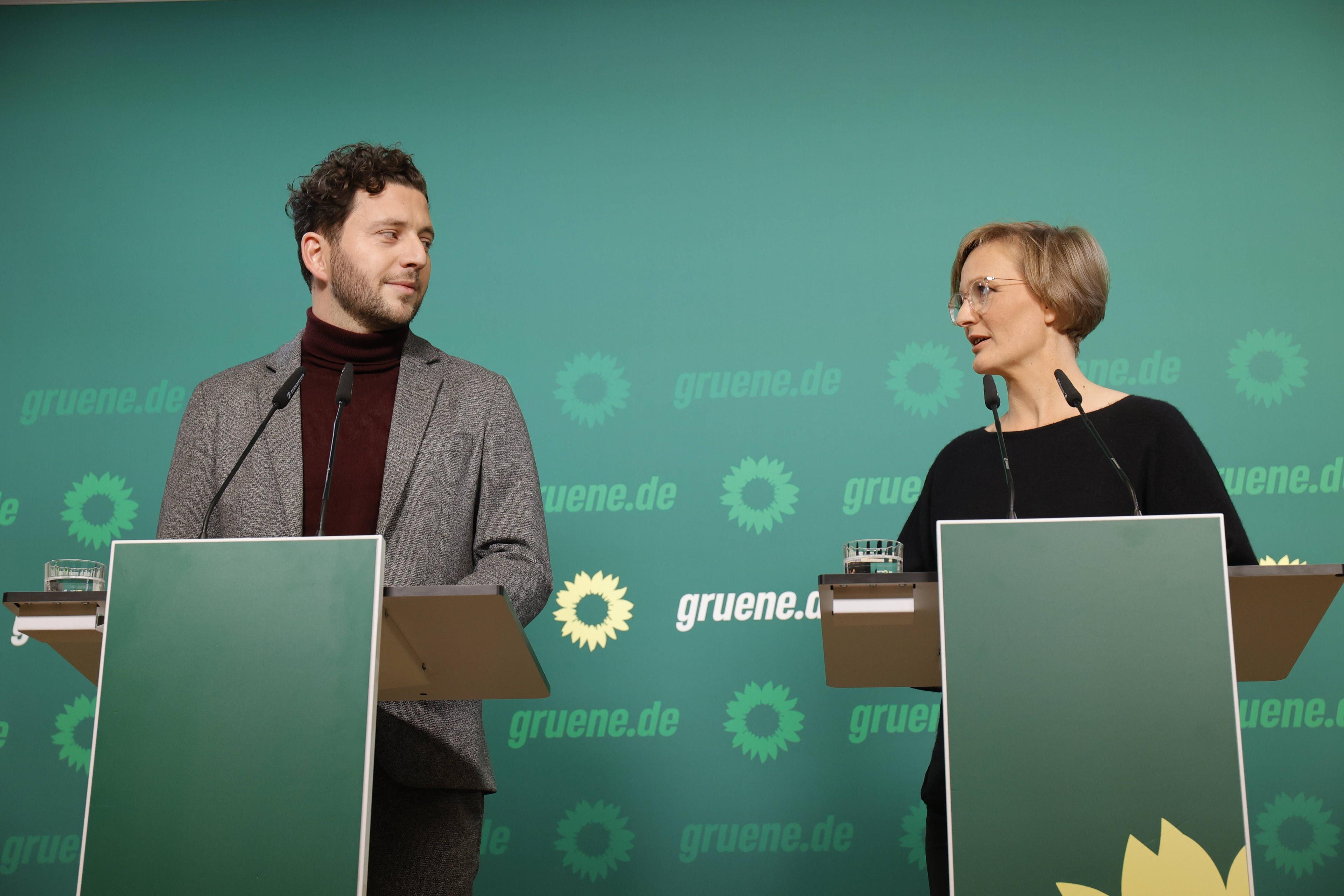 Die neuen Grüne-Bundesvorsitzenden Felix Banaszak und Franziska Brantner bei einer Pressekonferenz in Berlin, 18. November 2024.