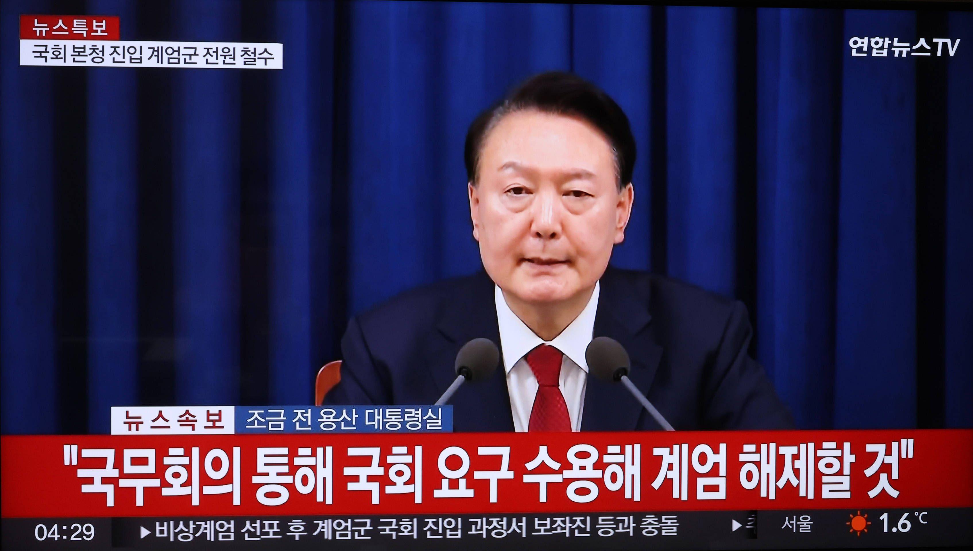 Der südkoreanische Präsident Yoon Suk-yeol kündigt in einer Fernsehansprache die Aufhebung des Kriegsrechts an, 4. Dezember 2024.