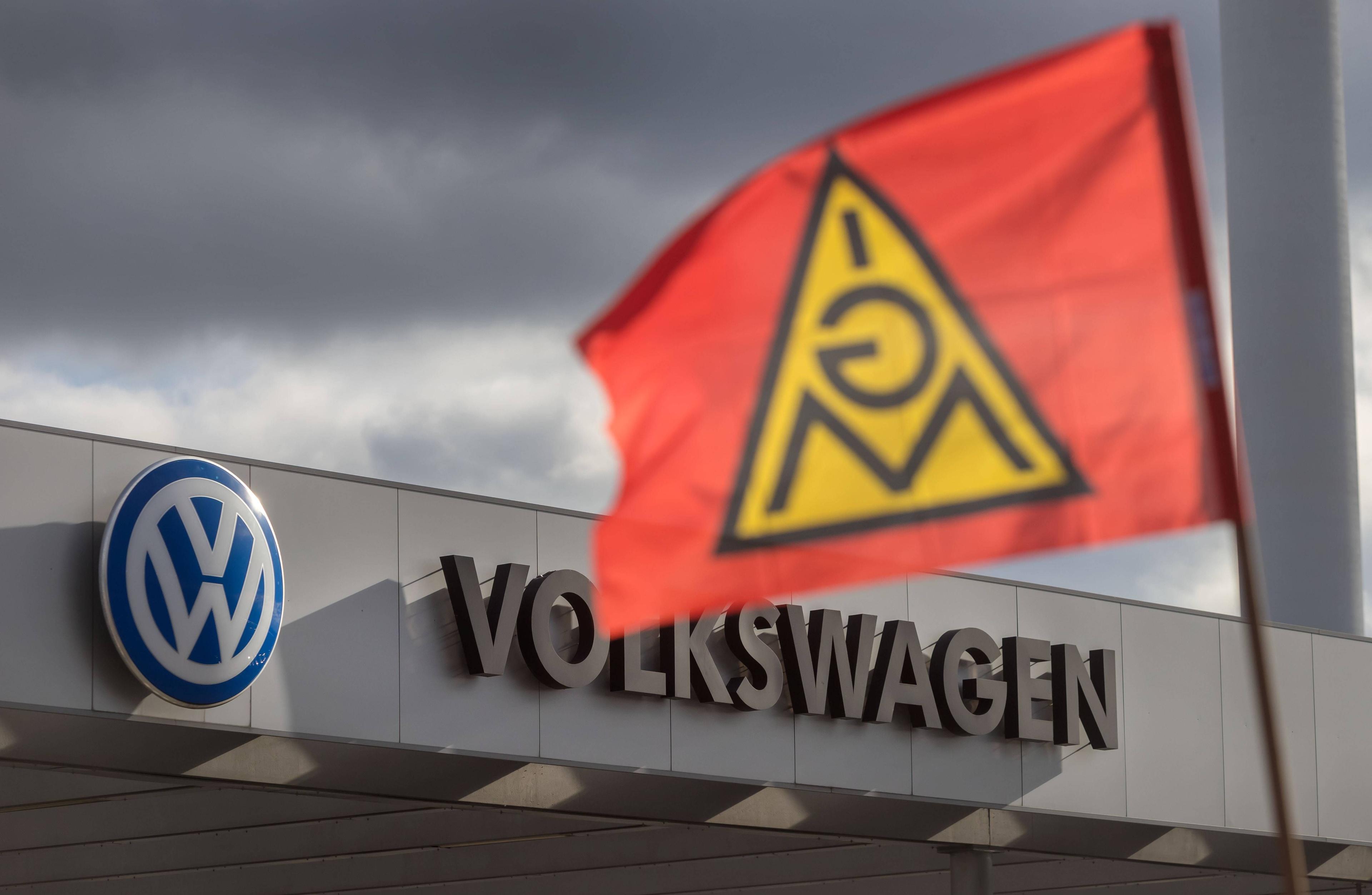 IG-Metall-Flagge vor dem VW Werk in Zwickau.