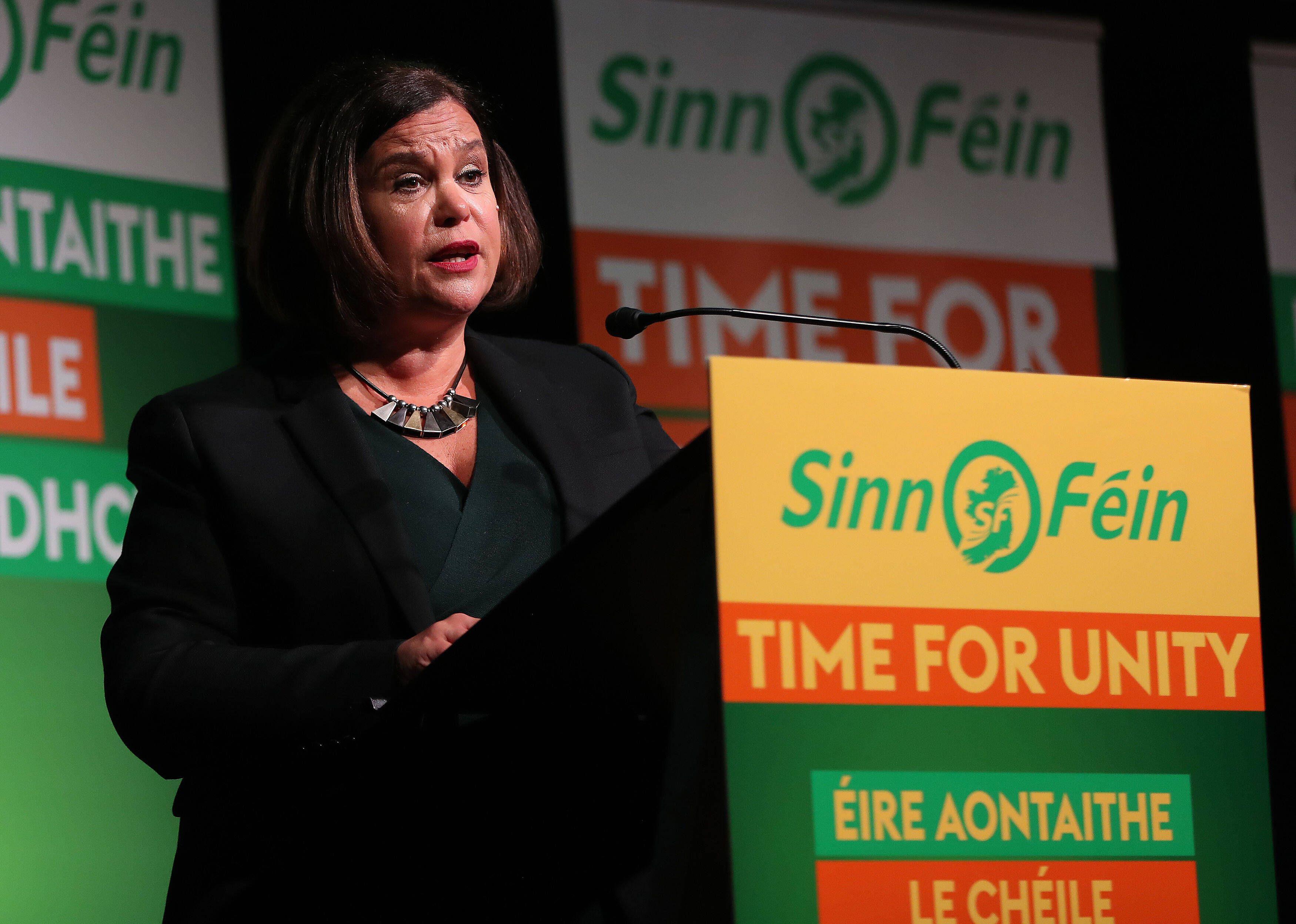 Die Vorsitzende der Sinn Féin Mary Lou McDonald bei einer Rede.